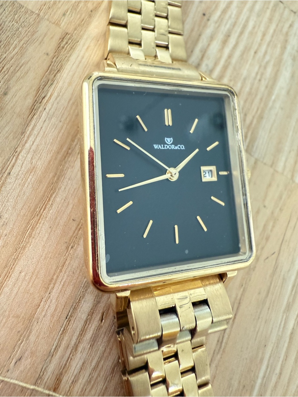 Waldor & co delight 32 Chelsea gold tone watch NEW BATTERY